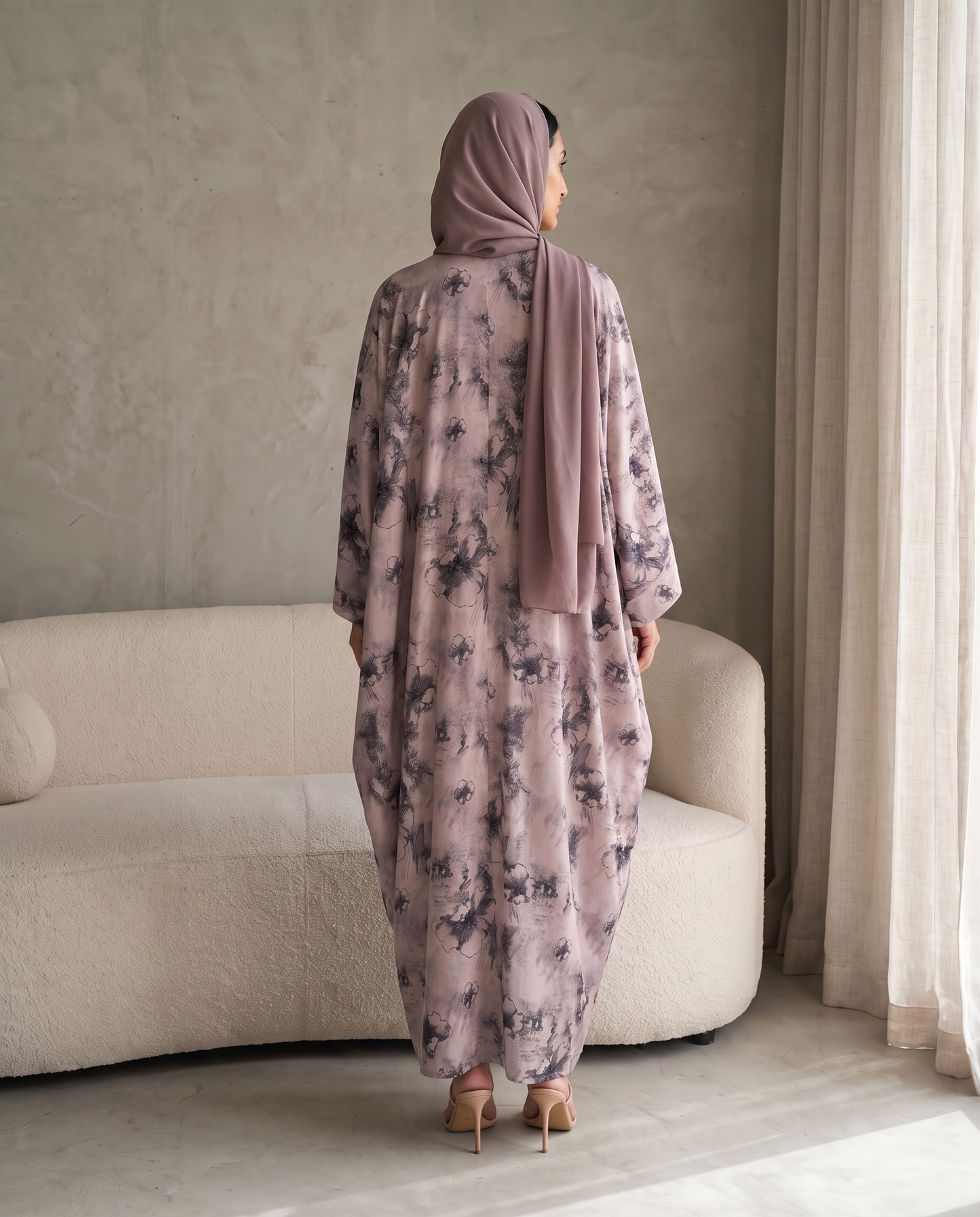 عباية بطبعة حجاب رملي