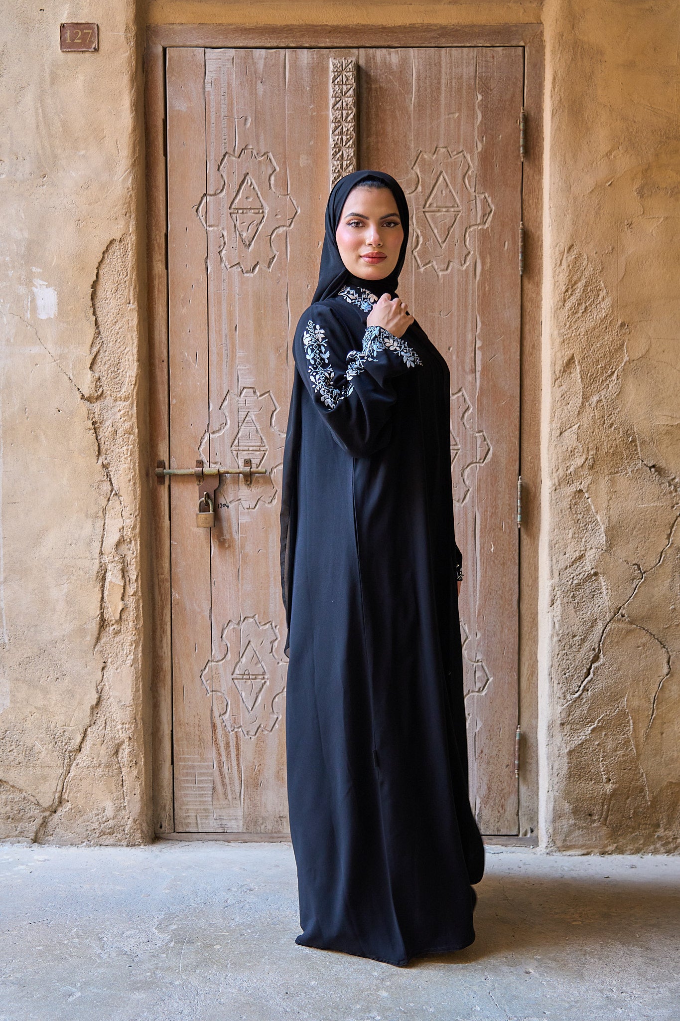 عباية نوير مزخرفة