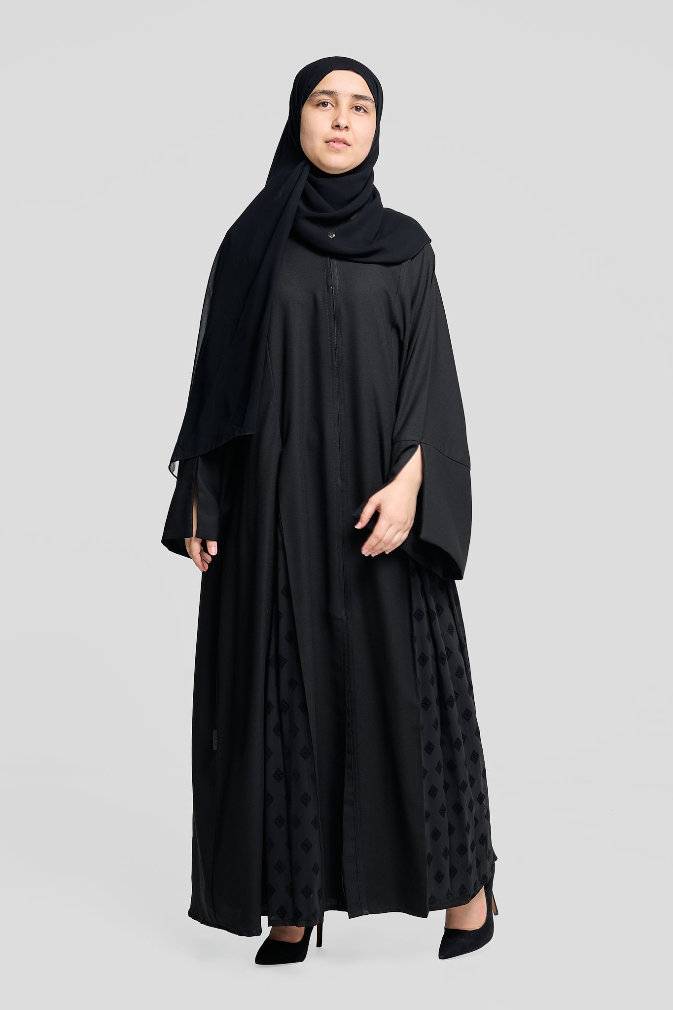 كلاسيك أسود أبايا مع لوحات منقوشة
