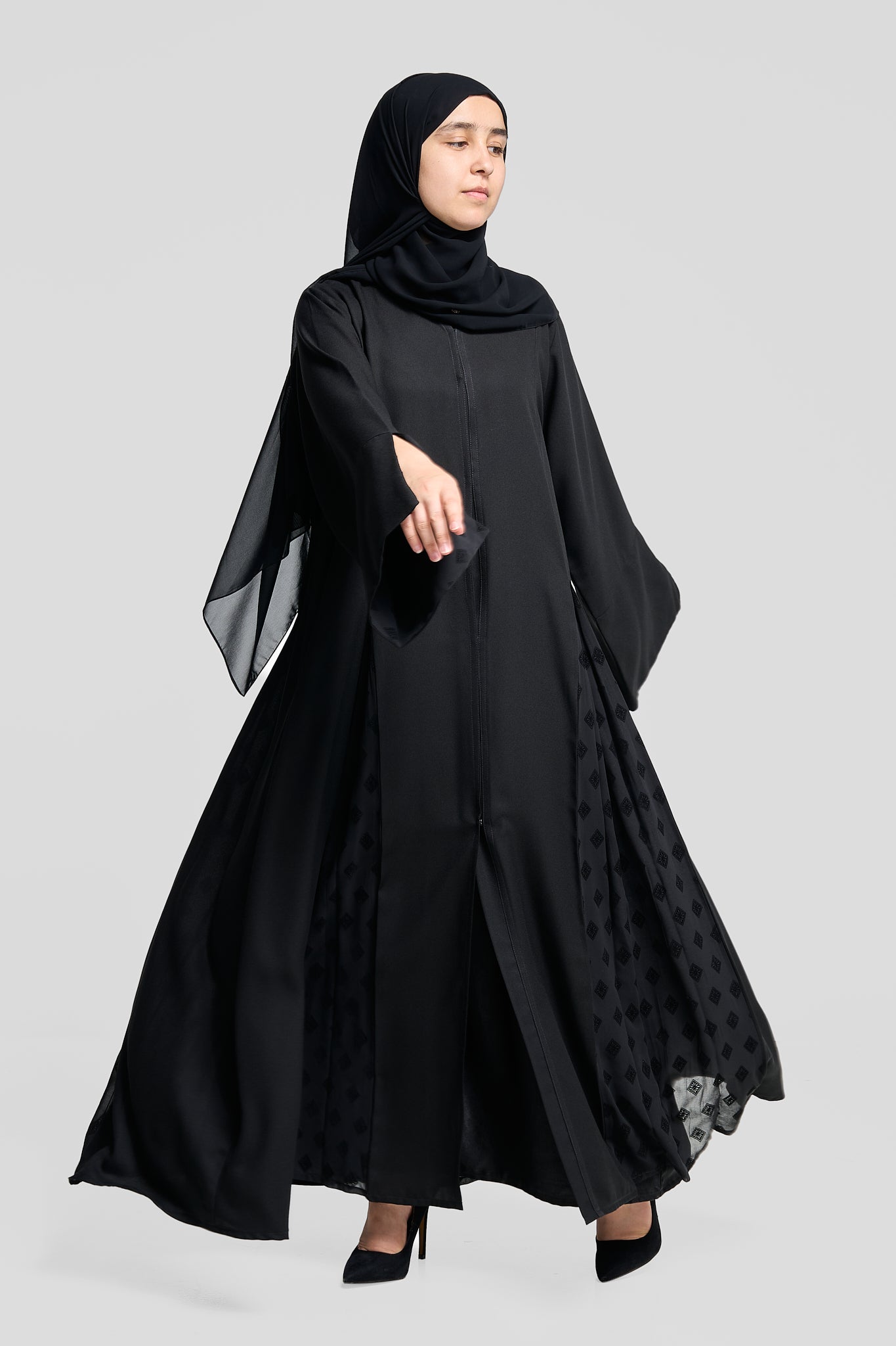 كلاسيك أسود أبايا مع لوحات منقوشة