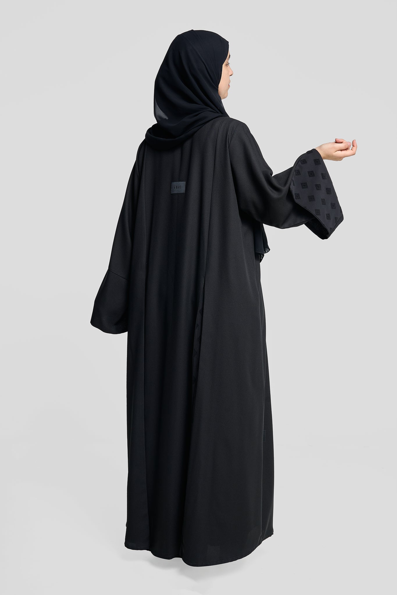 كلاسيك أسود أبايا مع لوحات منقوشة