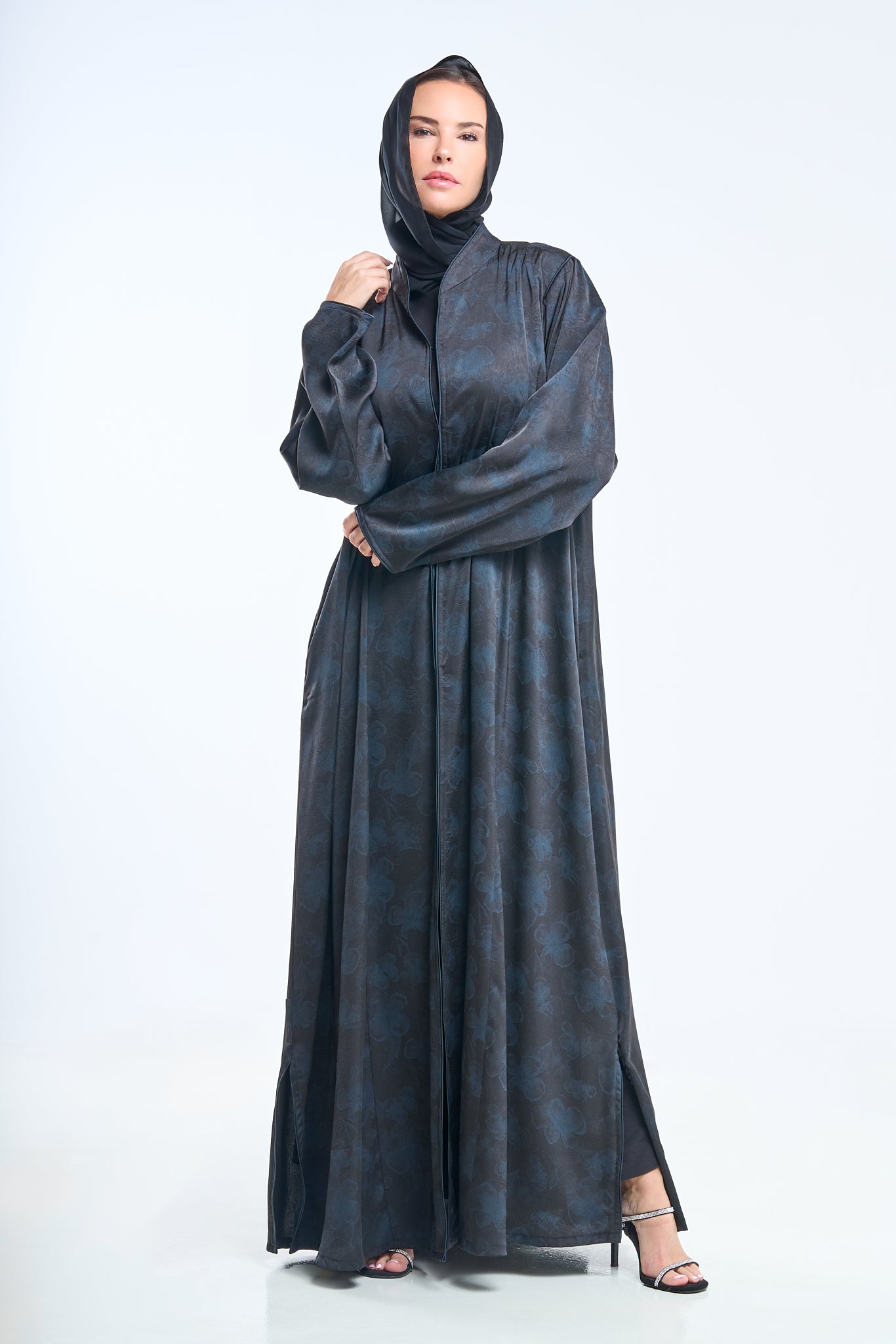 قسط Abaya مع التفاصيل المنقوشة العميقة