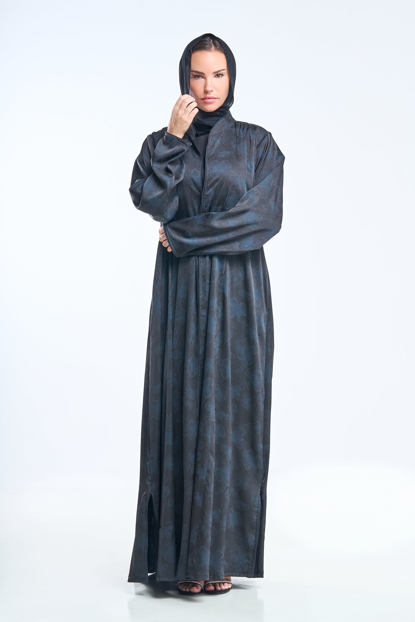 قسط Abaya مع التفاصيل المنقوشة العميقة