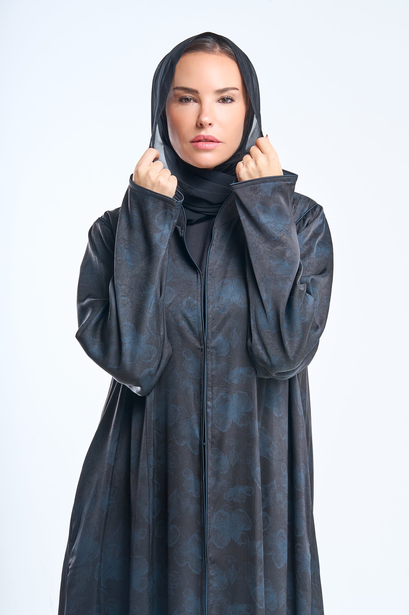 قسط Abaya مع التفاصيل المنقوشة العميقة