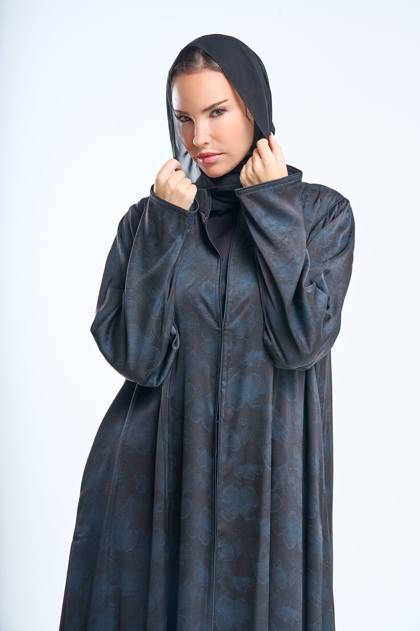 قسط Abaya مع التفاصيل المنقوشة العميقة