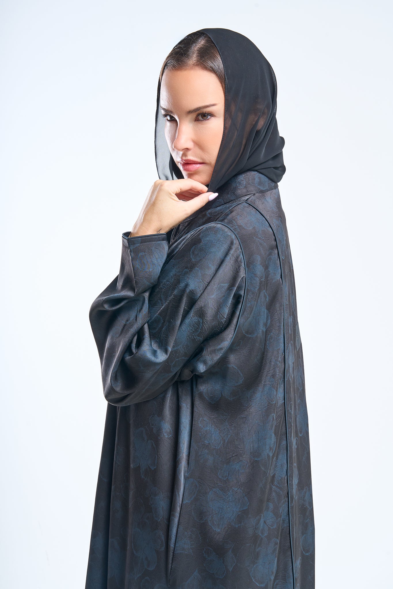قسط Abaya مع التفاصيل المنقوشة العميقة