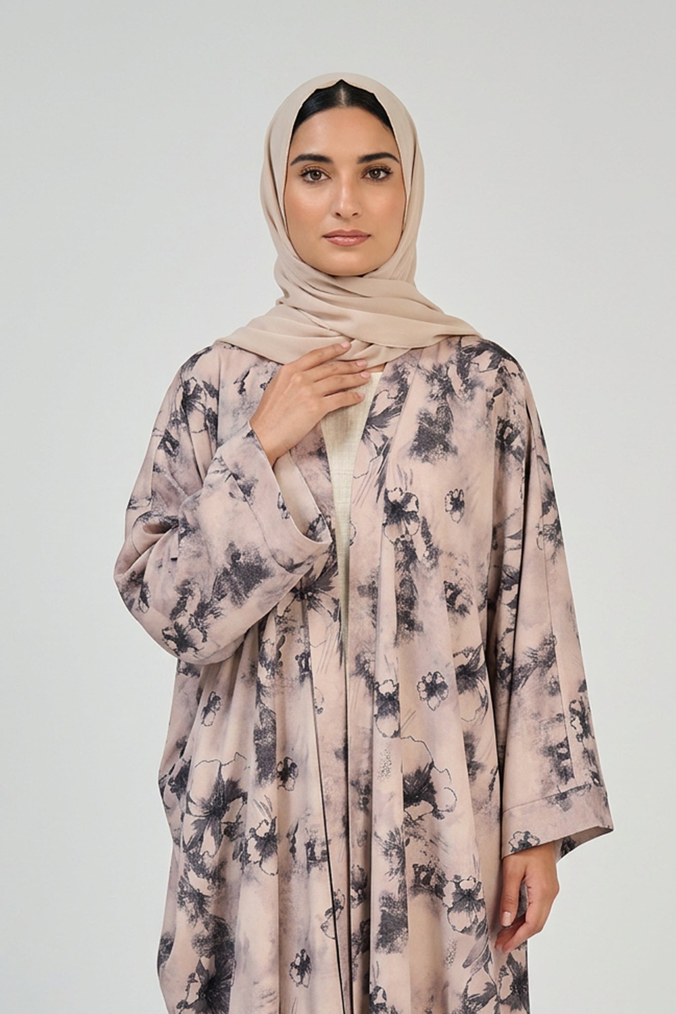 عباية بطبعة حجاب رملي