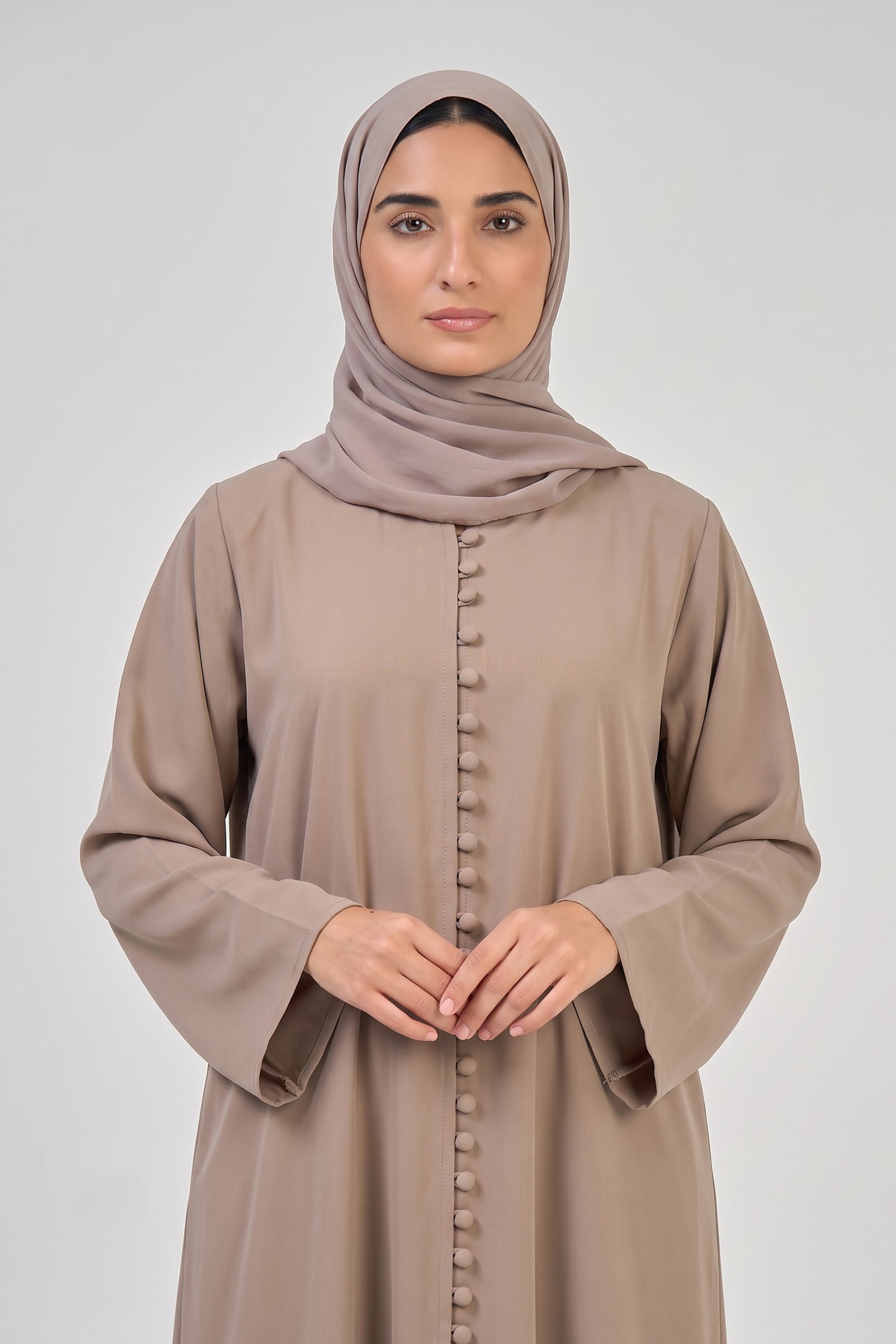 عباية موكا مطفية مع فتحة أزرار من القماش