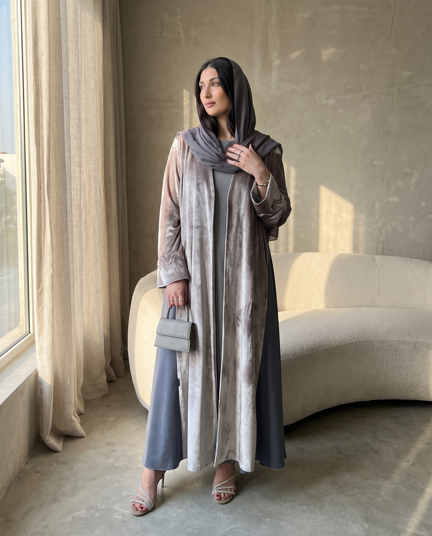 عباية من المخمل باللون البلاتيني اللامع مع ألواح متباينة وزخارف على شكل أساور كريستالية