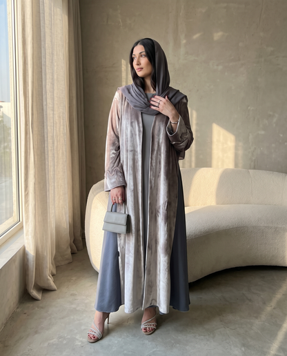 عباية من المخمل باللون البلاتيني اللامع مع ألواح متباينة وزخارف على شكل أساور كريستالية