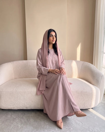 عباية بطبعة حجاب رملي