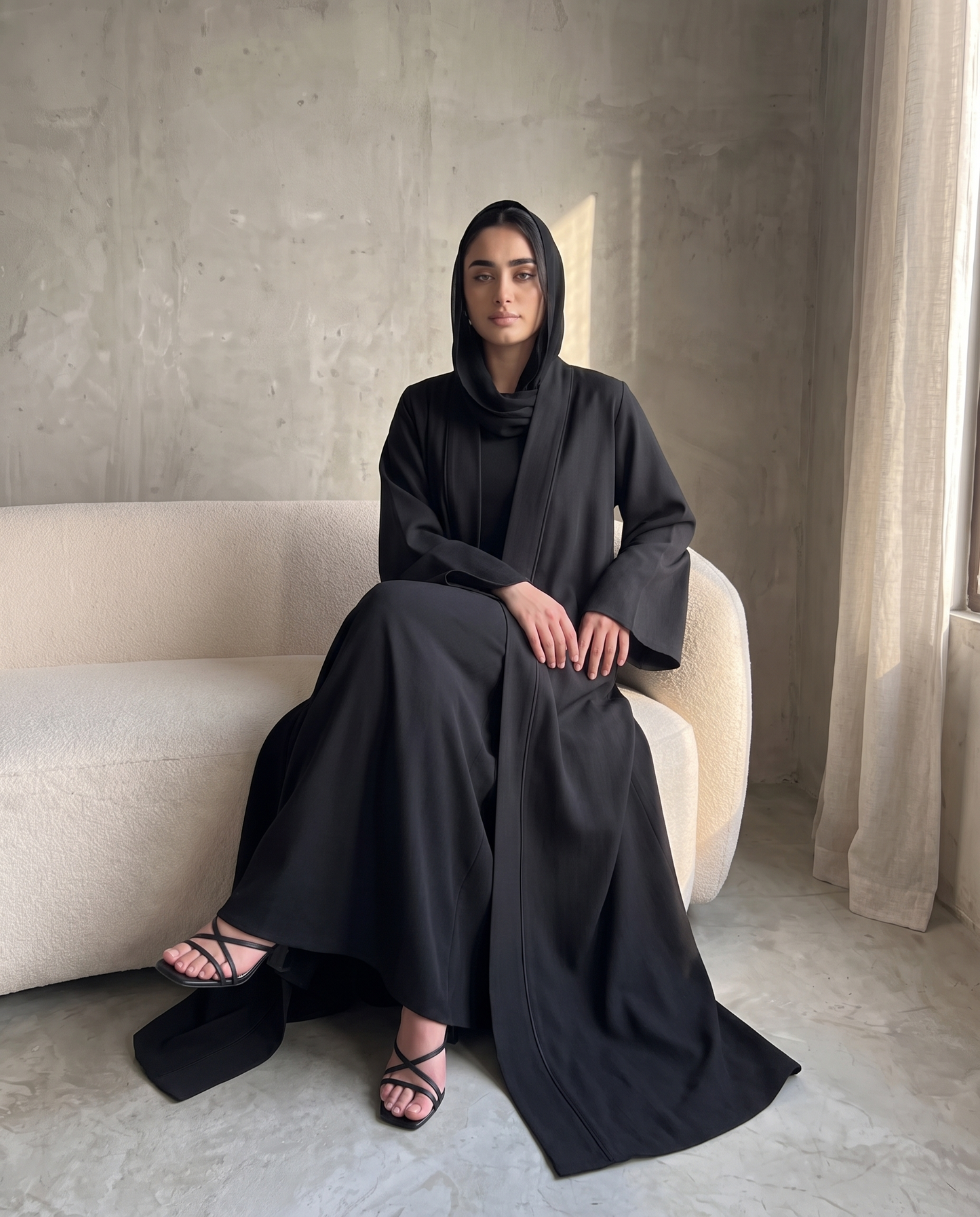 عباية كلاسيكية مفتوحة مع تفاصيل الأنابيب