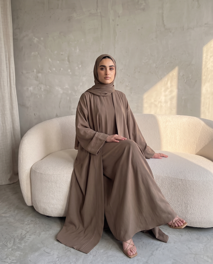 عباية كلاسيكية مفتوحة مع تفاصيل الأنابيب
