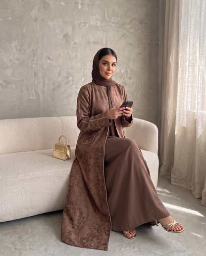 عباية أنيقة من قماش الجاكار بنقشة الزهور مع تفاصيل جيوب مزخرفة