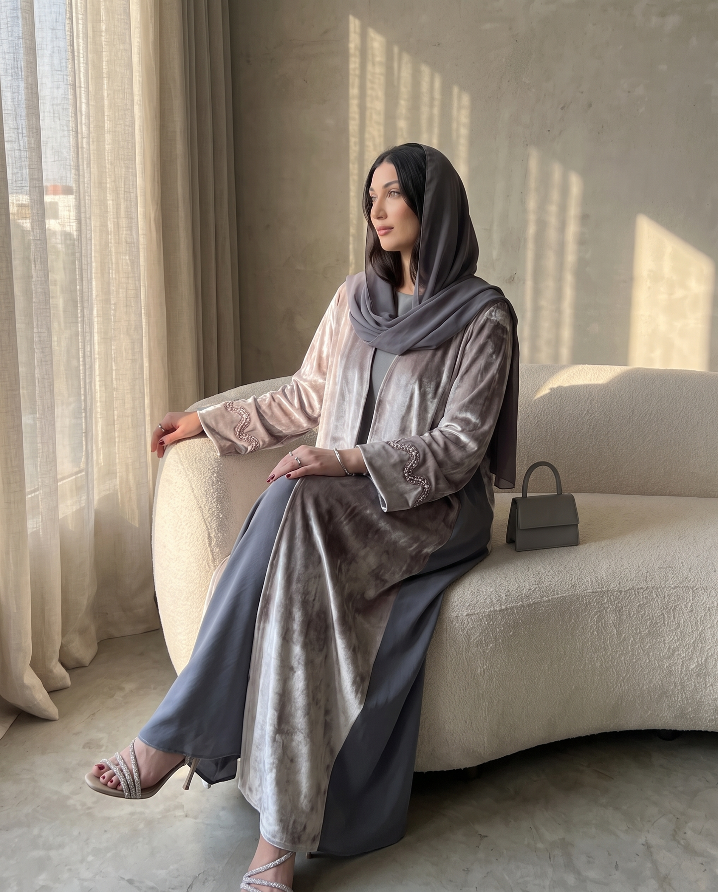 عباية من المخمل باللون البلاتيني اللامع مع ألواح متباينة وزخارف على شكل أساور كريستالية