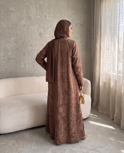 عباية أنيقة من قماش الجاكار بنقشة الزهور مع تفاصيل جيوب مزخرفة