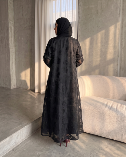 عباية شفافة مفتوحة بقماش منسوج وتفاصيل مطرزة على الخصر