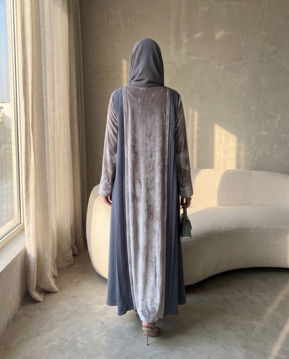 عباية من المخمل باللون البلاتيني اللامع مع ألواح متباينة وزخارف على شكل أساور كريستالية