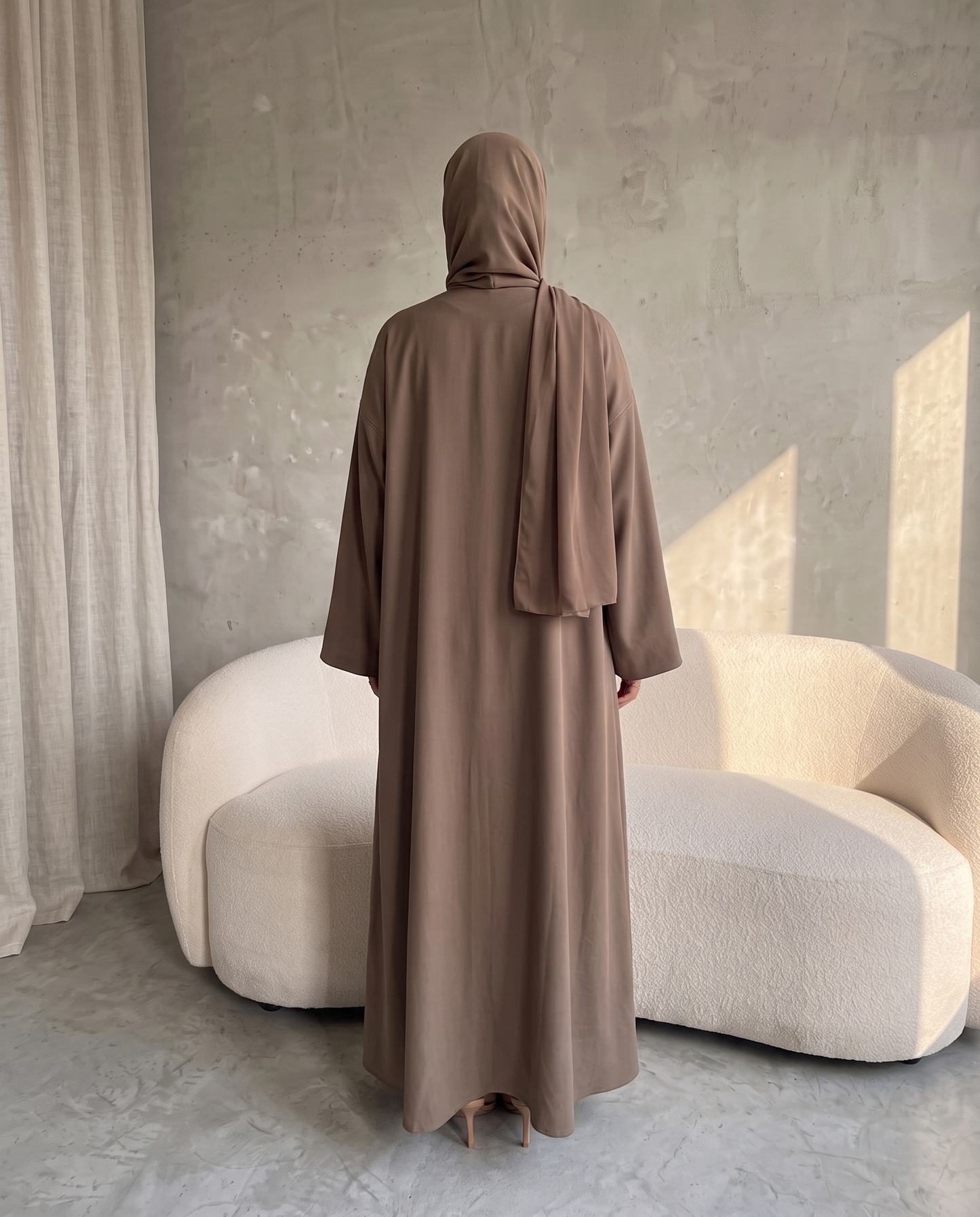 عباية كلاسيكية مفتوحة مع تفاصيل الأنابيب