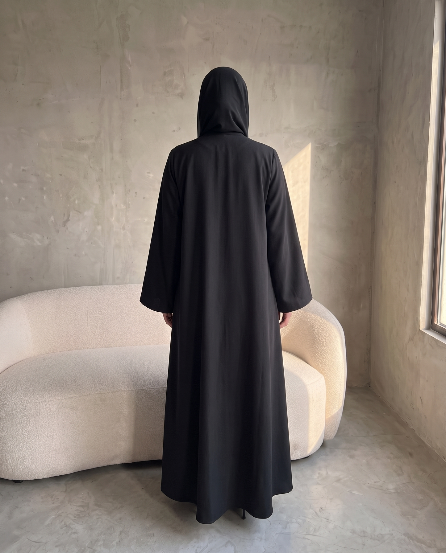 عباية كلاسيكية مفتوحة مع تفاصيل الأنابيب