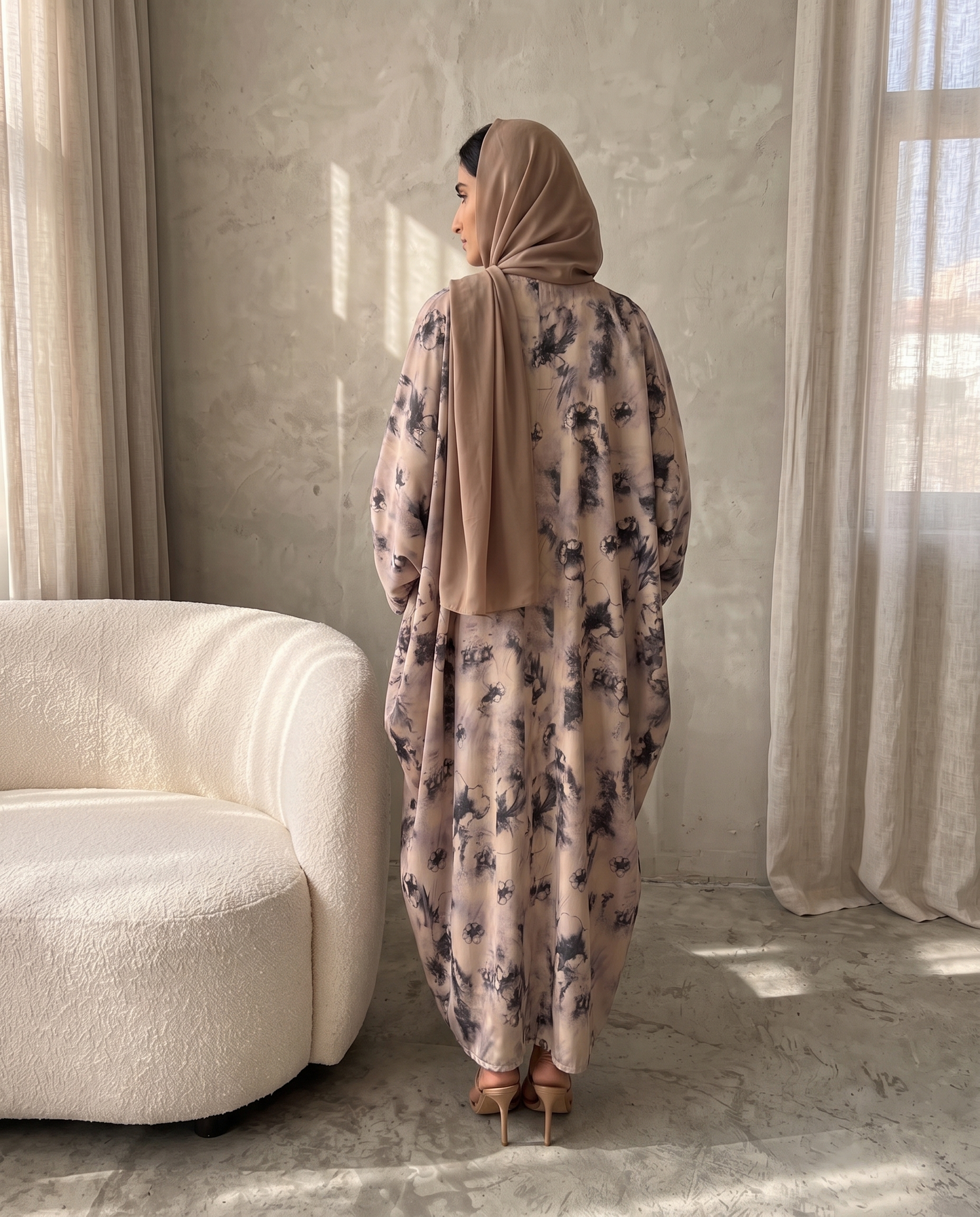 عباية بطبعة حجاب رملي