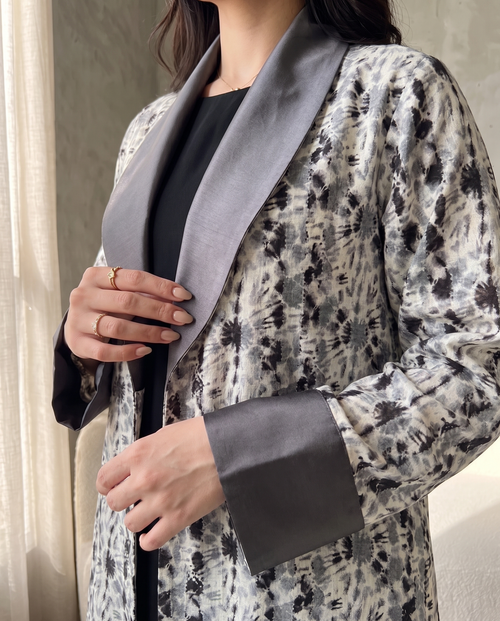 Grey Printed Shawl Collar Abaya with Contemporary Flow – hover image
