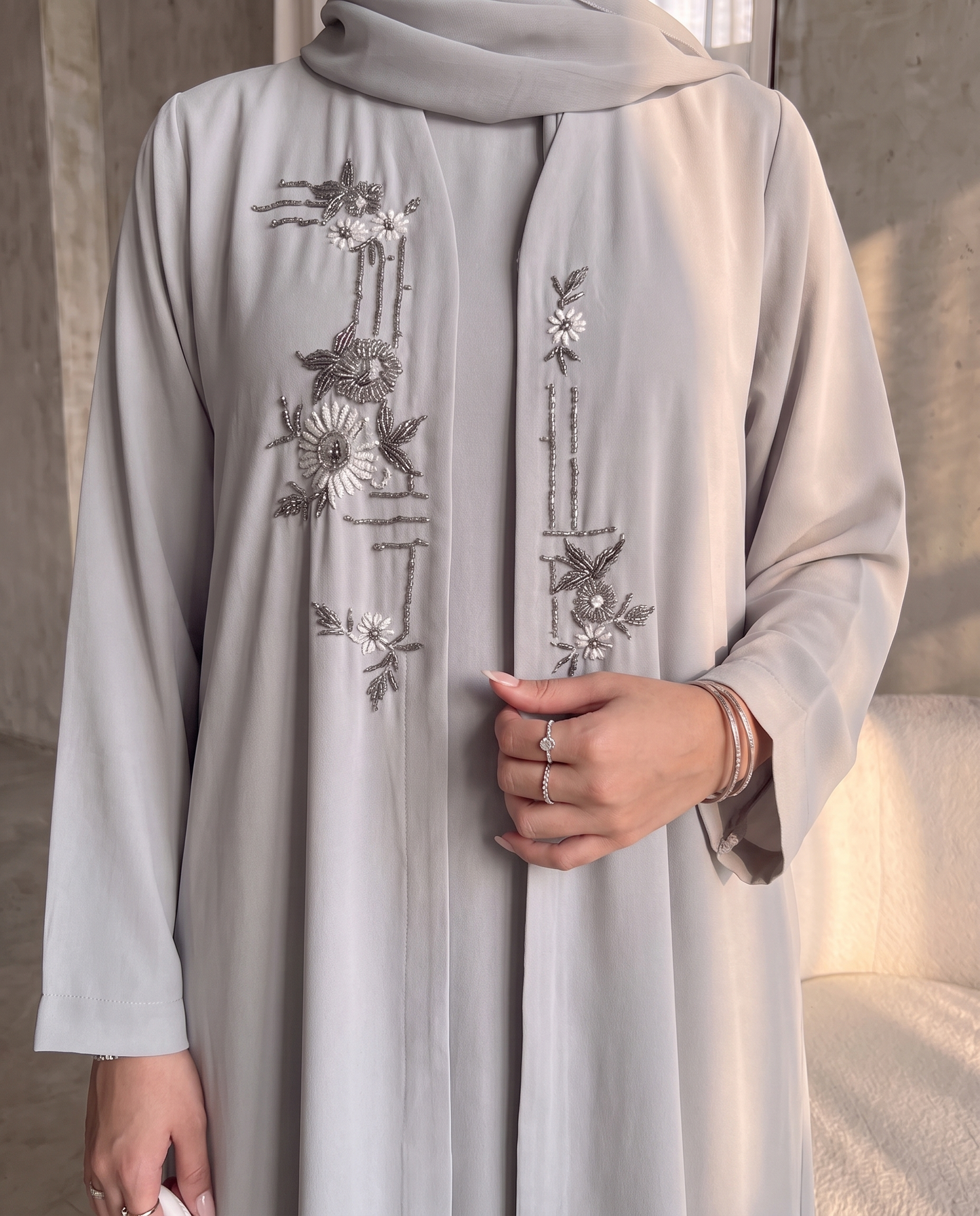 عباية بطبعة حجاب رملي