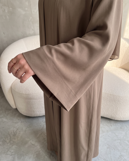 عباية كلاسيكية مفتوحة مع تفاصيل الأنابيب