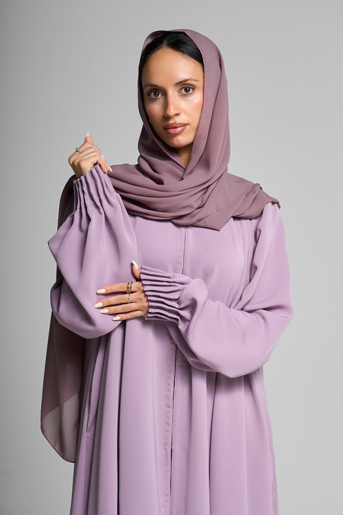 عباية كلاسيكية بأكمام مطوية – hover image