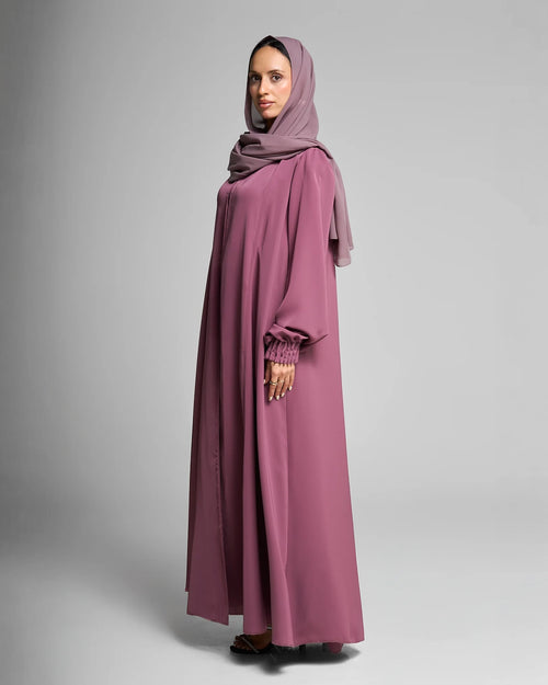عباية كلاسيكية بأكمام مطوية – hover image