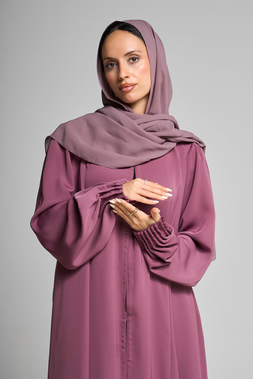 عباية كلاسيكية بأكمام مطوية – hover image