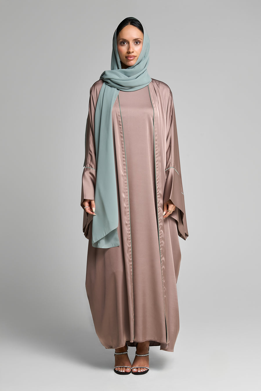 Elegant Pale Taube Abaya