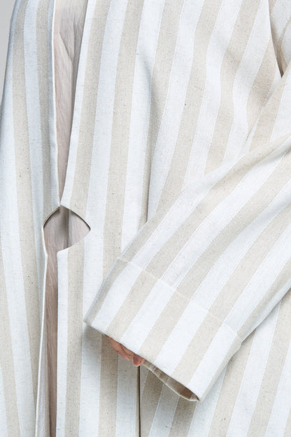 عباية مفتوحة باللون العاجي ذات شريط عمودي – مزيج من الكتان