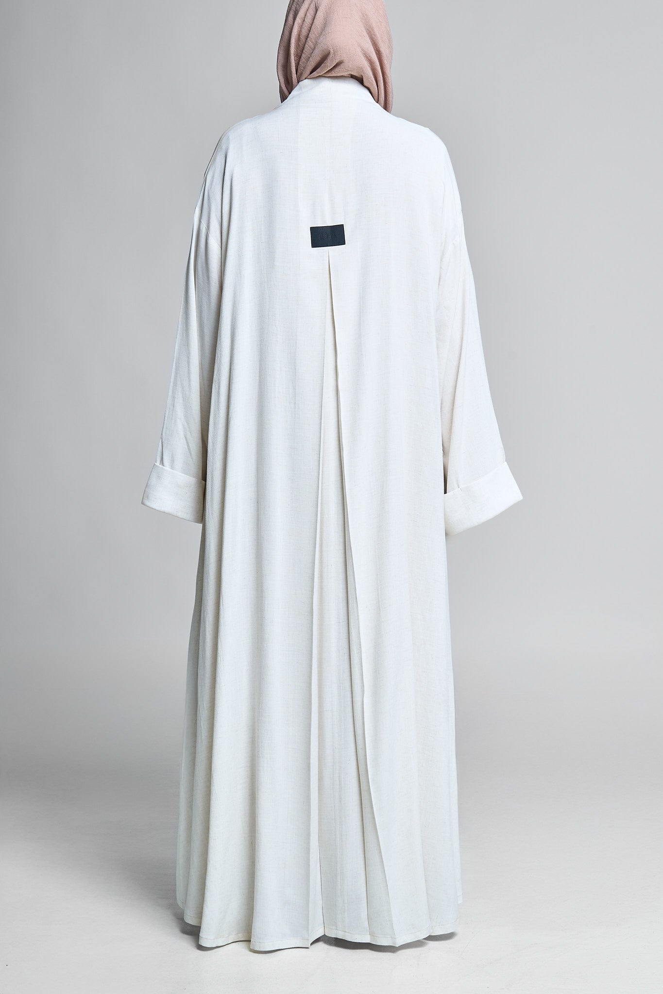 عباية محتشمة من الكتان الأبيض الفاخر بأكمام مصممة ومفتوحة من الأمام