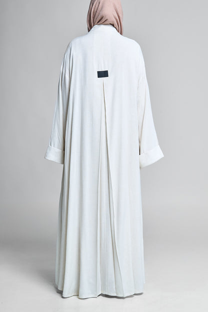 عباية محتشمة من الكتان الأبيض الفاخر بأكمام مصممة ومفتوحة من الأمام
