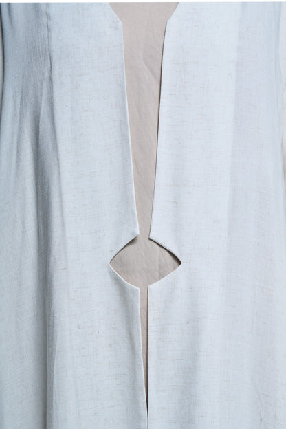 عباية محتشمة من الكتان الأبيض الفاخر بأكمام مصممة ومفتوحة من الأمام