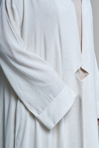 عباية محتشمة من الكتان الأبيض الفاخر بأكمام مصممة ومفتوحة من الأمام