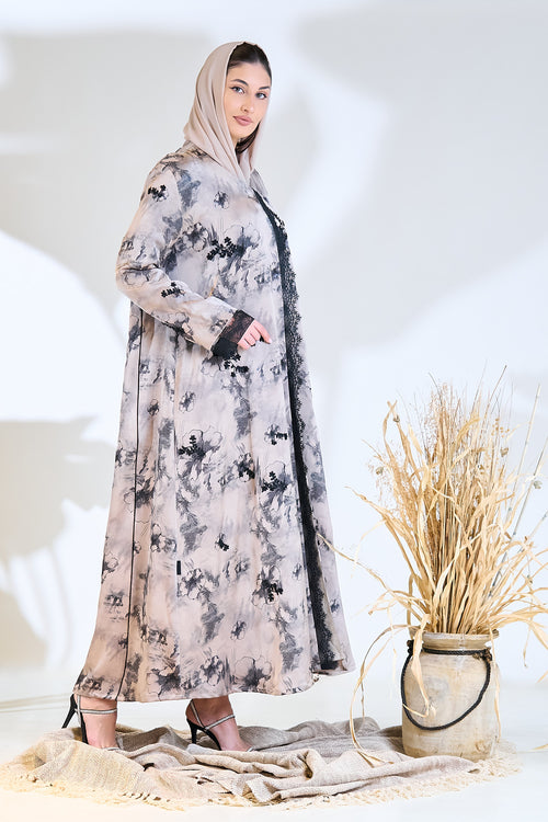 عباية بطباعة ملكية سماوية مع تفاصيل تزيينية من الدانتيل الأسود – hover image