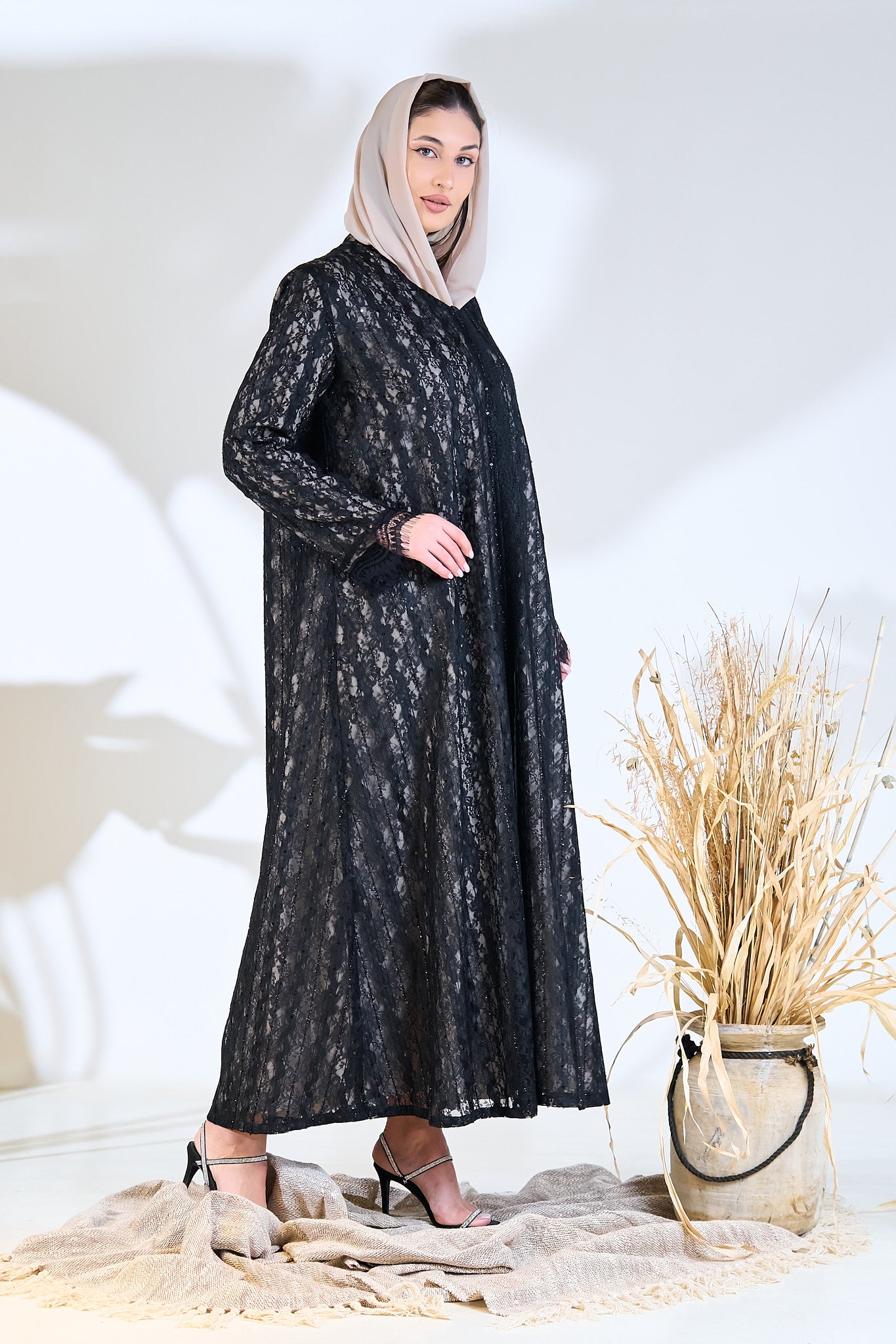 عباية دانتيل سوداء بالكامل مع طبقة خارجية من الزهور الشفافة