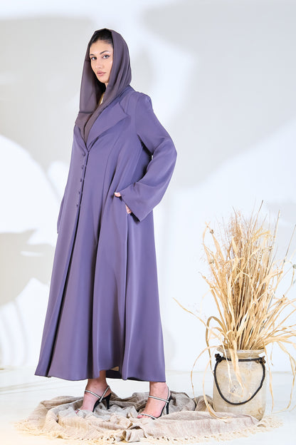 عباية أنيقة من الكريب باللون البنفسجي مع طية صدر منظمة وتفاصيل أزرار