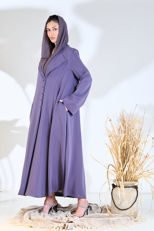 عباية أنيقة من الكريب باللون البنفسجي مع طية صدر منظمة وتفاصيل أزرار – hover image