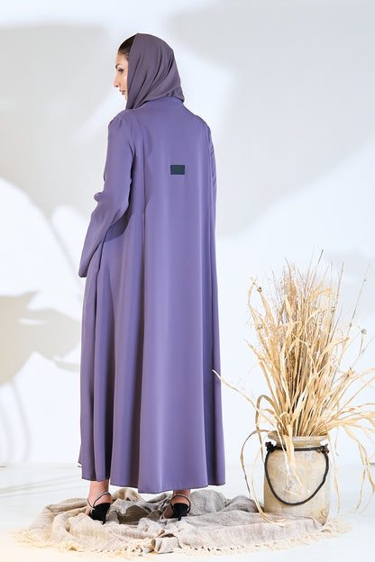 عباية أنيقة من الكريب باللون البنفسجي مع طية صدر منظمة وتفاصيل أزرار
