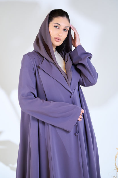 عباية أنيقة من الكريب باللون البنفسجي مع طية صدر منظمة وتفاصيل أزرار