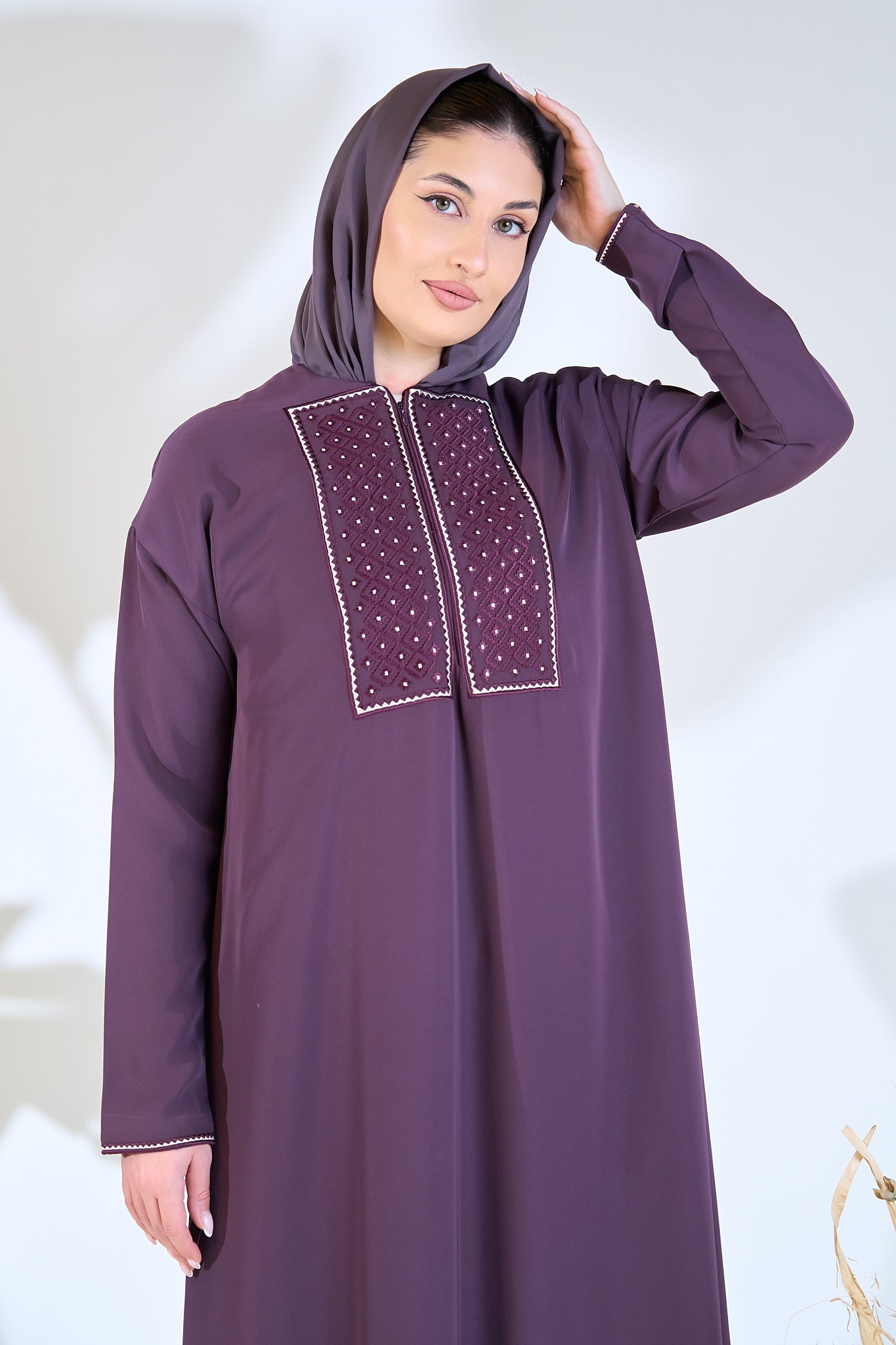 عباية كريب فاخرة مزخرفة بجزء أمامي باللون البرقوقي العميق