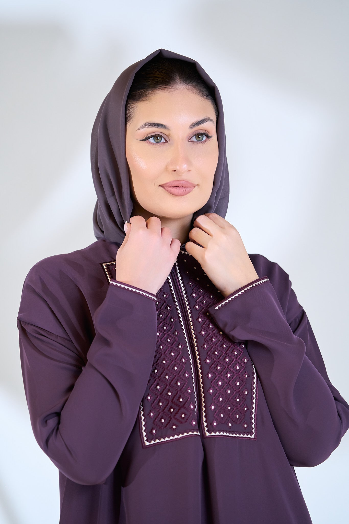 عباية كريب فاخرة مزخرفة بجزء أمامي باللون البرقوقي العميق