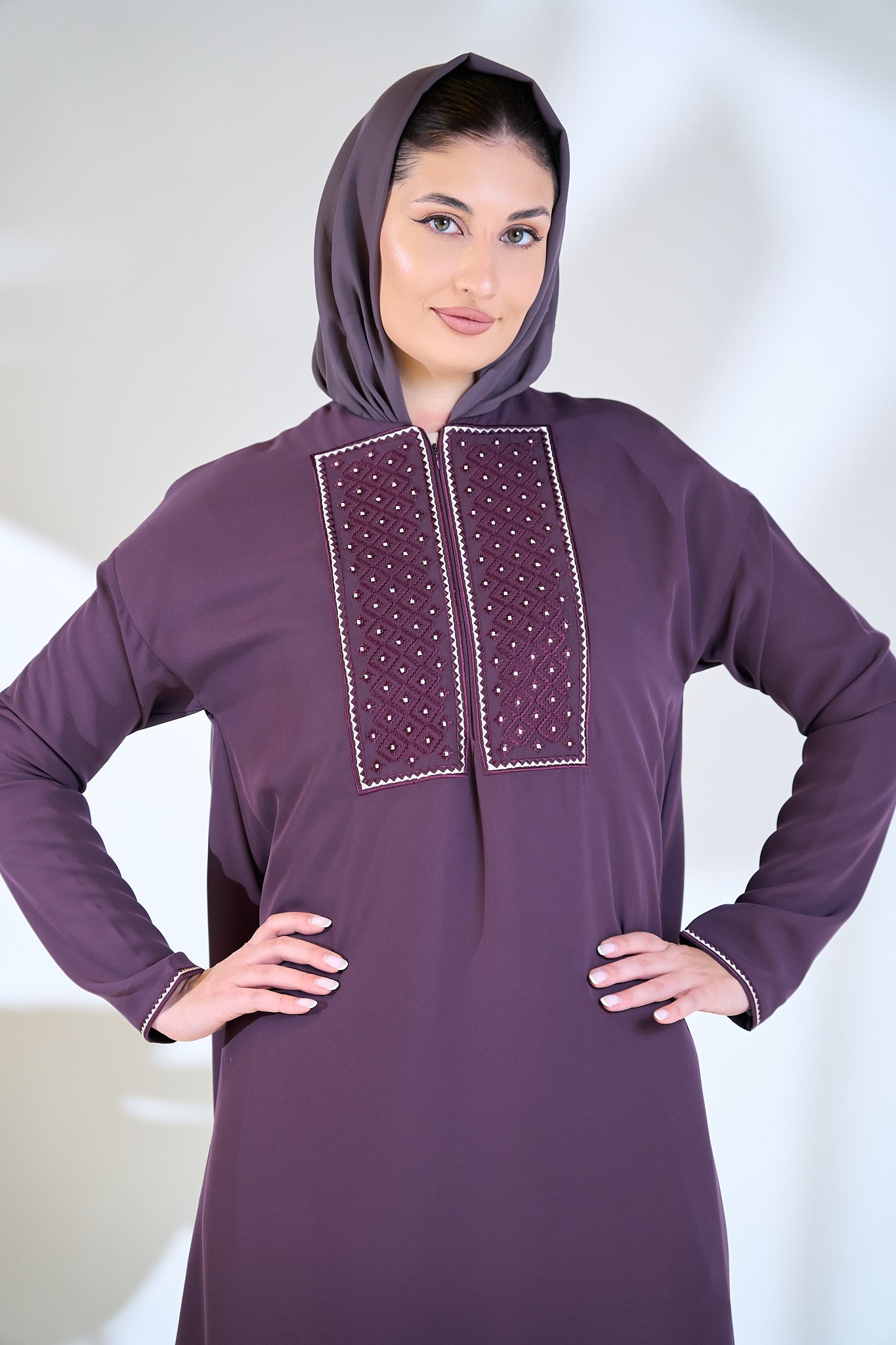 عباية كريب فاخرة مزخرفة بجزء أمامي باللون البرقوقي العميق