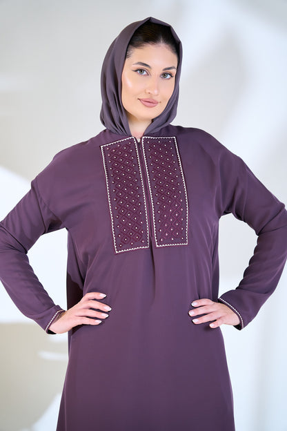 عباية كريب فاخرة مزخرفة بجزء أمامي باللون البرقوقي العميق