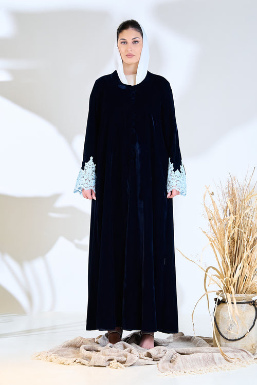 عباية مخملية منتصف الليل مع تطريز على شكل أساور من الدانتيل الجليدي
