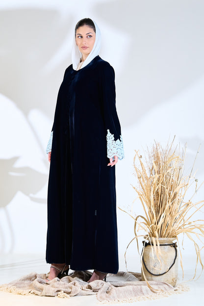 عباية مخملية منتصف الليل مع تطريز على شكل أساور من الدانتيل الجليدي