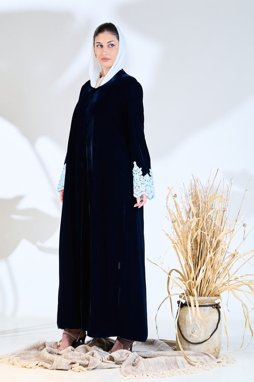 عباية مخملية منتصف الليل مع تطريز على شكل أساور من الدانتيل الجليدي – hover image